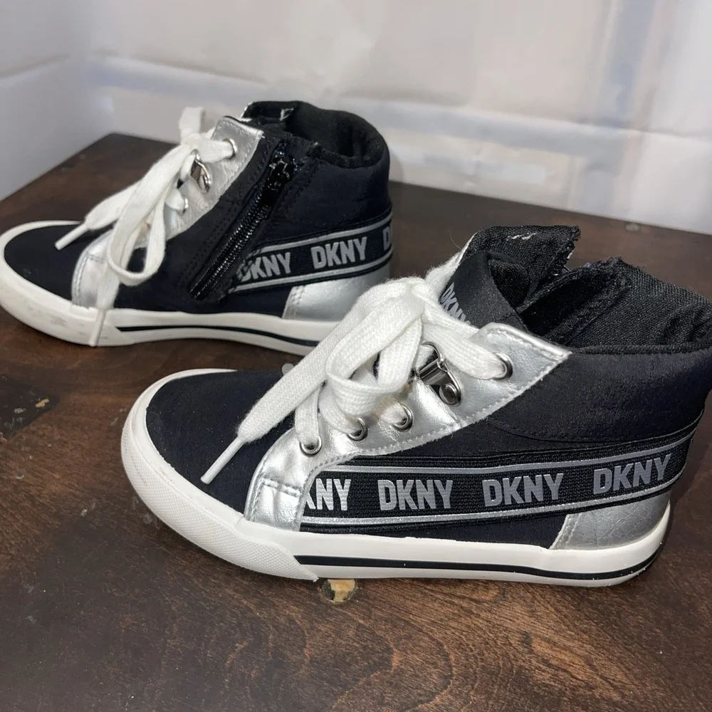DKNY Hannah Vertical High Top Sneakers Girls Size 11 Youth Black White‎ Silver